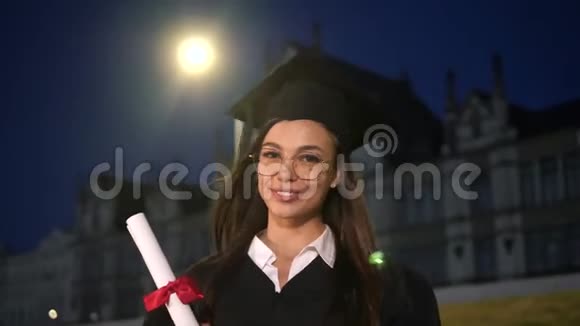 幸福美丽的年轻女毕业生微笑着对着镜头视频的预览图