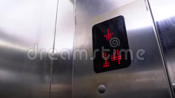 数字显示在电梯中箭头向下显示从15楼到7楼视频的预览图