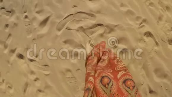 穿着五颜六色的红色裙子的光着脚在沙漠里散步视频的预览图