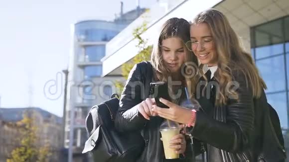 社交场合的白种人女朋友用这个装置嘲笑智能手机上的有趣照片在公园里散步视频的预览图