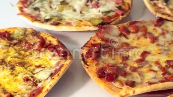 新鲜出炉的自制比萨饼洋葱古达奶酪罗勒牛至和番茄酱视频的预览图