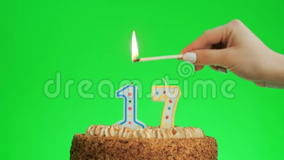 在美味的蛋糕上点燃17号生日蜡烛绿色屏幕17视频的预览图