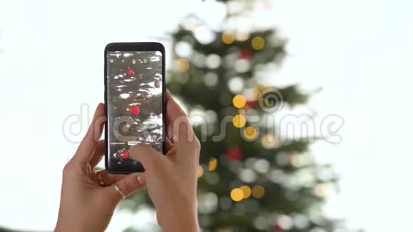 录制时智能手机显示的美丽圣诞树视频的预览图