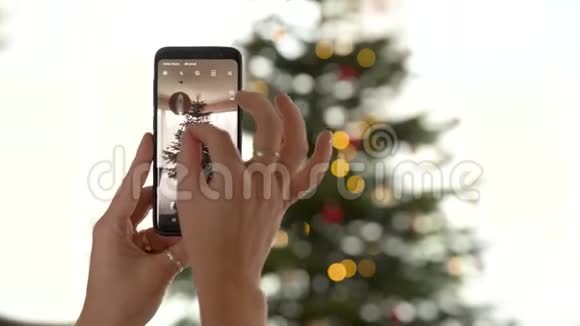 在智能手机上用变焦拍摄圣诞树和装饰视频的预览图