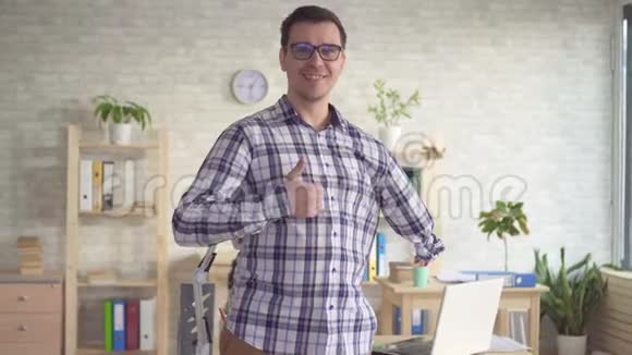 阳性的男性残疾用截肢的手照相机微笑着显示拇指视频的预览图
