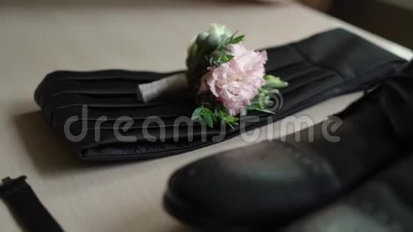 男人配饰鞋子布托尼埃蝴蝶结腰带和香水为婚礼准备的时尚视频的预览图