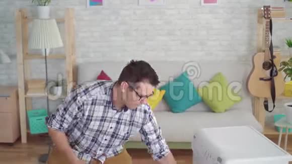 一个快乐的中年男人在一间现代化的公寓里做家务洗东西跳舞视频的预览图