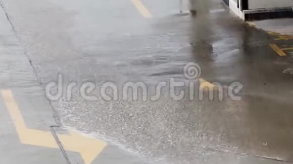 暴风雨和阵雨没有闪电大雨和强烈的飓风风大雨落在一个大水坑的停车场里视频的预览图