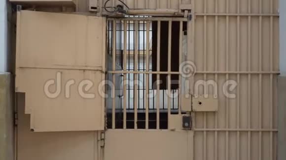 在监狱走廊入口处有带监狱牢房的带杠的钢门视频的预览图