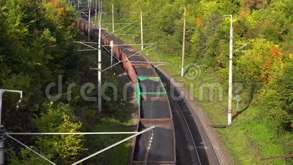 空中货运列车在一条长长的铁路上俯视视频的预览图