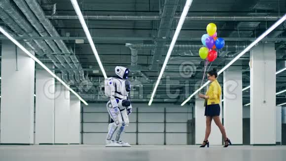 一个女人给一个白色机器人一堆气球视频的预览图