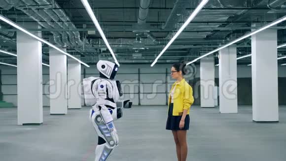 女孩和机器人在房间里开会时碰手视频的预览图