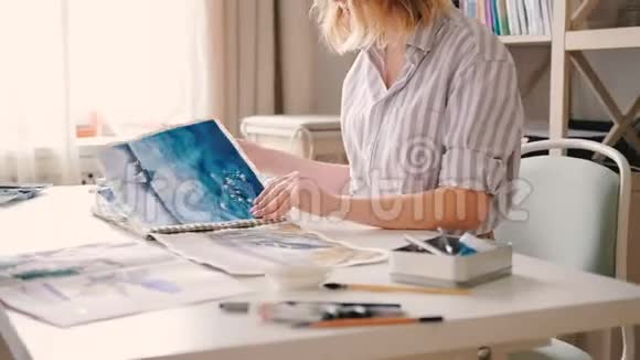 水彩艺术作品女翻素描书页视频的预览图