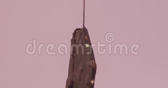 旋转巧克力棒上面覆盖着酱汁视频的预览图