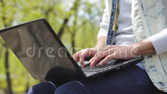 黑色笔记本电脑和工作的人视频的预览图