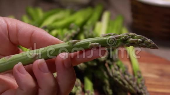手拿刀剥绿芦笋的茎视频的预览图