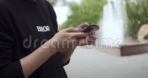 年轻人在户外使用智能手机的手视频的预览图