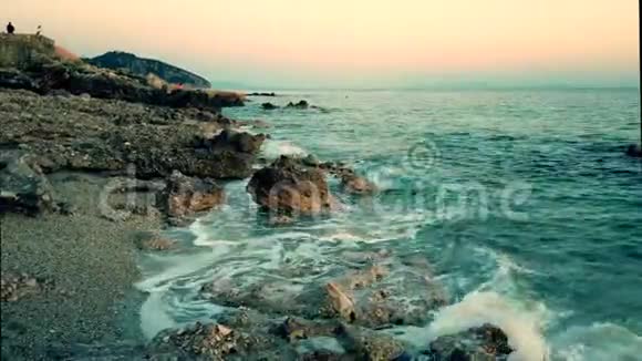 阿尔巴尼亚爱奥尼亚海的岩石海滩和水晶绿松石水平静和放松的景色视频的预览图