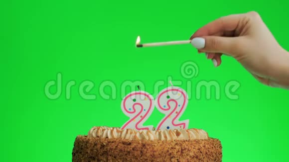 在美味的蛋糕上点燃一支二十二岁生日蜡烛绿色的屏幕22视频的预览图