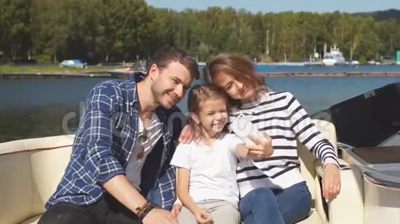 秋天一家人在湖边聚在一起视频的预览图