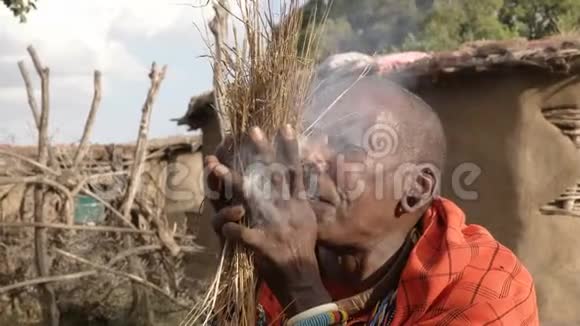 一个马赛勇士在肯尼亚的一个马亚塔以传统方式开火视频的预览图