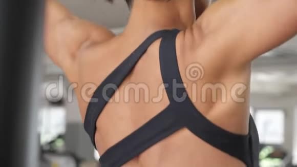一个女人在健身房的酒吧里拉着肌肉视频的预览图