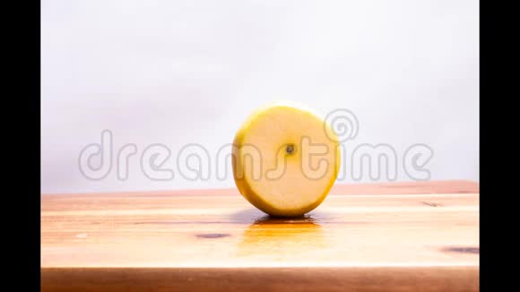 在木板上切苹果的延时白色背景视频的预览图