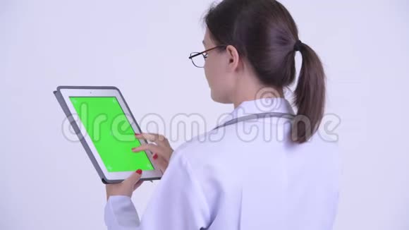 幸福年轻女性医生使用数码平板电脑后景视频的预览图