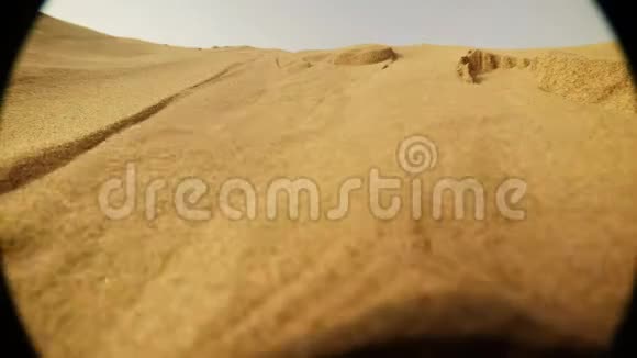沙子慢慢地流下来就像水一样视频的预览图