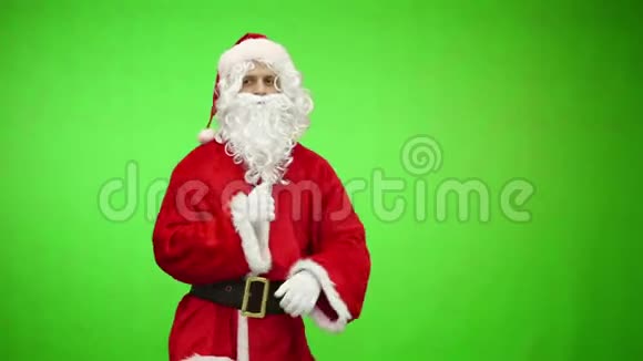圣诞老人在单独的绿屏彩色键上跳舞视频的预览图