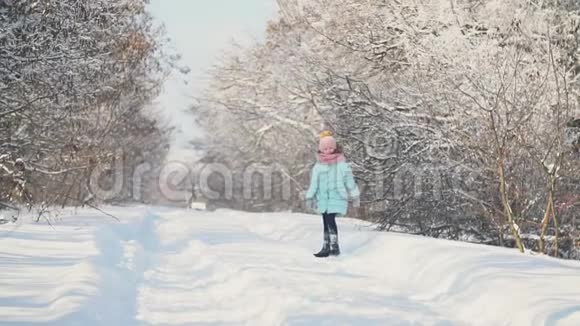 小女孩在下雪的路上奔跑视频的预览图