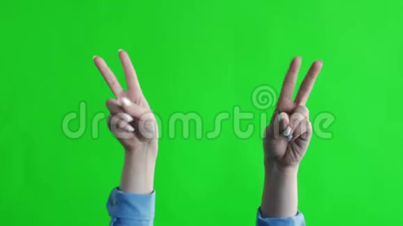 颤抖的女孩手势表示和平绿屏工作室视频的预览图