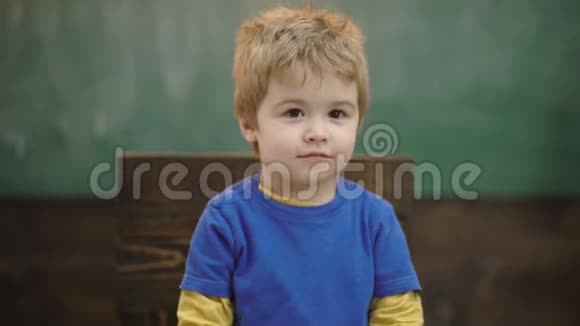 学校孩子拇指向上成功的教育一个快乐的小男孩用双手竖起大拇指的肖像视频的预览图