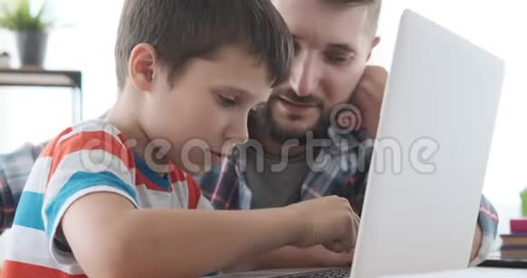 爸爸和儿子玩笔记本电脑视频的预览图