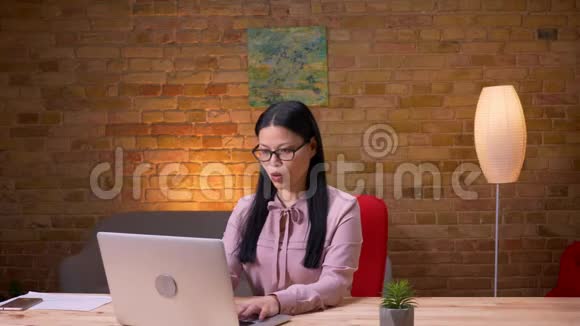 在办公室室内工作的成人亚洲女商人的特写镜头三个同事有录像视频的预览图