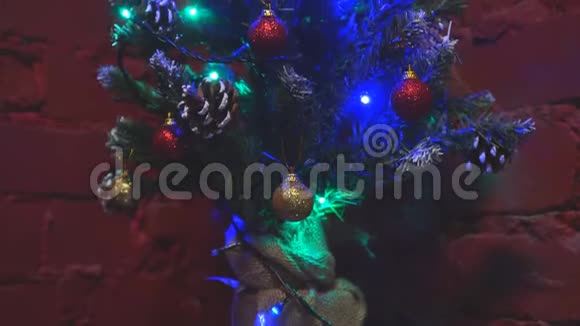 在红砖墙的背景上装饰着圣诞玩具的小圣诞树视频的预览图
