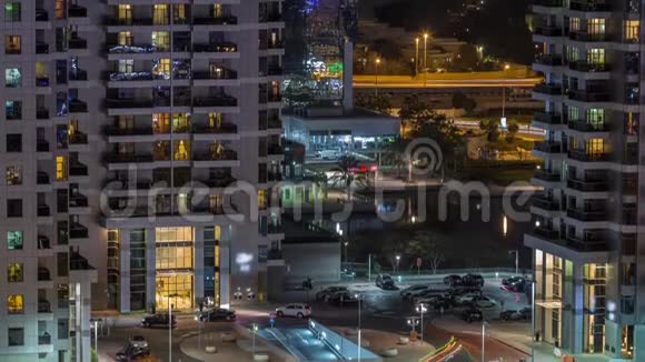 Jumeirah湖塔的摩天大楼入口附近的停车场的交通在夜间延时视频的预览图