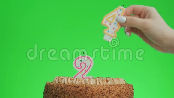 把24岁生日的蜡烛放在美味的蛋糕上绿色的屏幕24视频的预览图