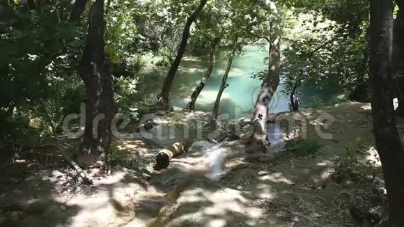 流入库苏鲁瀑布附近湖泊的小溪视频的预览图