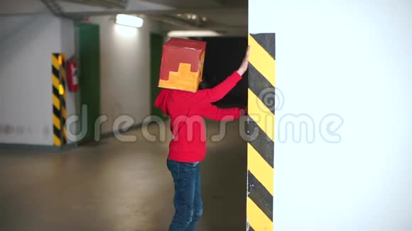 一个蒙面男孩正站在地下车库的墙上视频的预览图