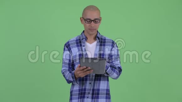 快乐的秃头嬉皮士用数码平板电脑思考视频的预览图