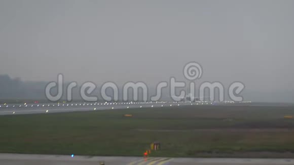 飞机在雾蒙蒙的早晨起飞飞机在雾蒙蒙的早晨从国际机场跑道起飞视频的预览图