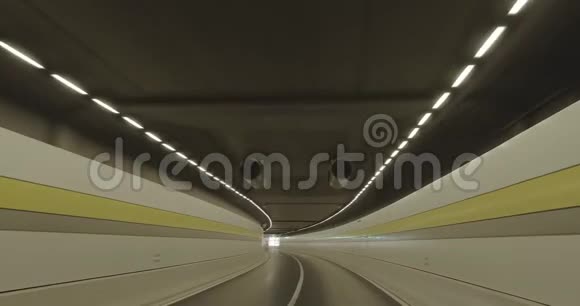 独自驾车穿过隧道视频的预览图