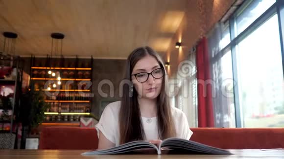 漂亮的女孩在看菜单并下订单视频的预览图