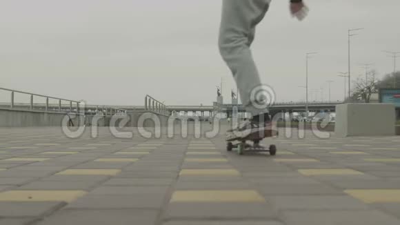 在城市街头玩滑板的青少年朋友视频的预览图
