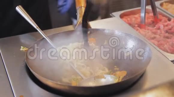 专业厨师在街头美食节上用蔬菜和肉煎面用牛肉炒视频的预览图
