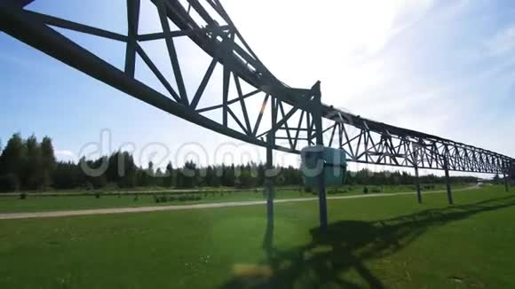 彩色单元车在草地上沿着立交铁路行驶视频的预览图