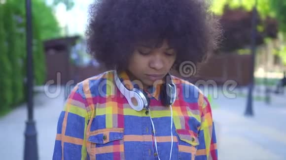 美国黑人妇女在街头留着非洲发型视频的预览图