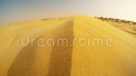 强风使沙穿过巴沙沙漠蓝色的天空视频的预览图