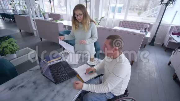 为残疾成功的残疾人轮椅残疾人提供辅导在此期间女教育家使用智能电脑技术视频的预览图